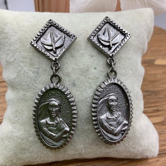 Disney Jewelry - Disney Vintage Pewter Pocahontas Oval Dangle Leaf Design Stud Earrings